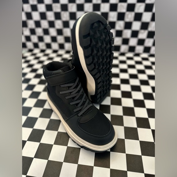 NWT H&M Waterproof High Tops. Youth & Men’s size 6, Women’s size 7.5. UNISEX - Picture 4 of 11